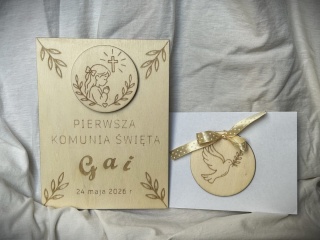 Drewniana kartka z życzeniami. Pamiątka I pierwszej komunii świętej.