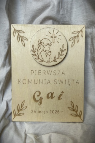Drewniana kartka z życzeniami. Pamiątka I pierwszej komunii świętej.